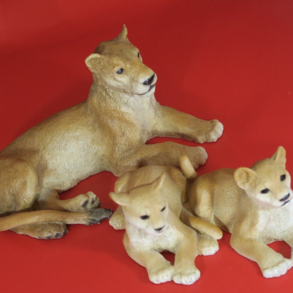 CASTAGNA Vintage Lioness with Cubs 2 Figurines 1988 Made in Italy Alabaster